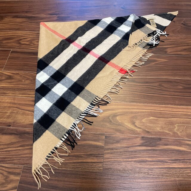 BURBERRY(バーバリー)の値下げBURBERRY バーバリーカシミヤ100%チェック　キャメル三角ストール レディースのファッション小物(マフラー/ショール)の商品写真