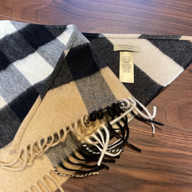 BURBERRY(バーバリー)の値下げBURBERRY バーバリーカシミヤ100%チェック　キャメル三角ストール レディースのファッション小物(マフラー/ショール)の商品写真