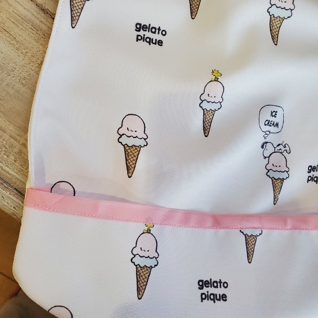 gelato pique(ジェラートピケ)の｛gelatopique×SNOOPY｝お食事エプロン キッズ/ベビー/マタニティの授乳/お食事用品(お食事エプロン)の商品写真