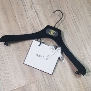 シャネル(CHANEL)のCHANELシャネルハンガー&CHANELショッパーセット訳有り(キズ有り)(押し入れ収納/ハンガー)