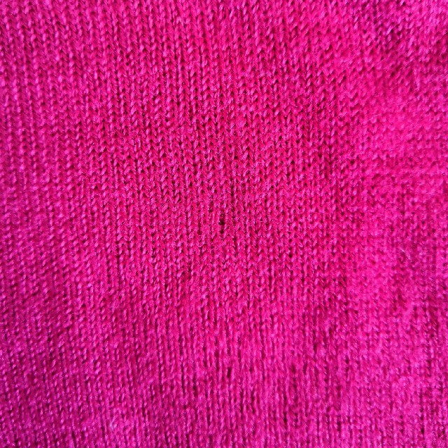 GU(ジーユー)のＧＵ　薄手セーター　濃いピンク　ショッキングピンク　Ｌサイズ レディースのトップス(ニット/セーター)の商品写真