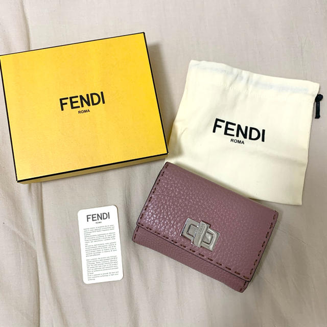 95000円程度色FENDI セレリア ピーカブー折りたたみウォレット