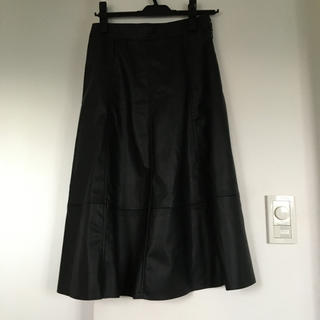 エイチアンドエム(H&M)のH&Mレザー調フレアスカート（黒）(ひざ丈スカート)