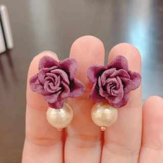 フーズフーチコ(who's who Chico)の薔薇とパールのピアス♡(ピアス)