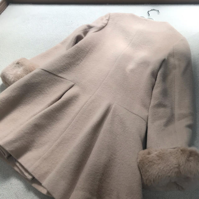 SNIDEL(スナイデル)の紗栄子さん風　ビジュー  ファー　コート レディースのジャケット/アウター(ロングコート)の商品写真
