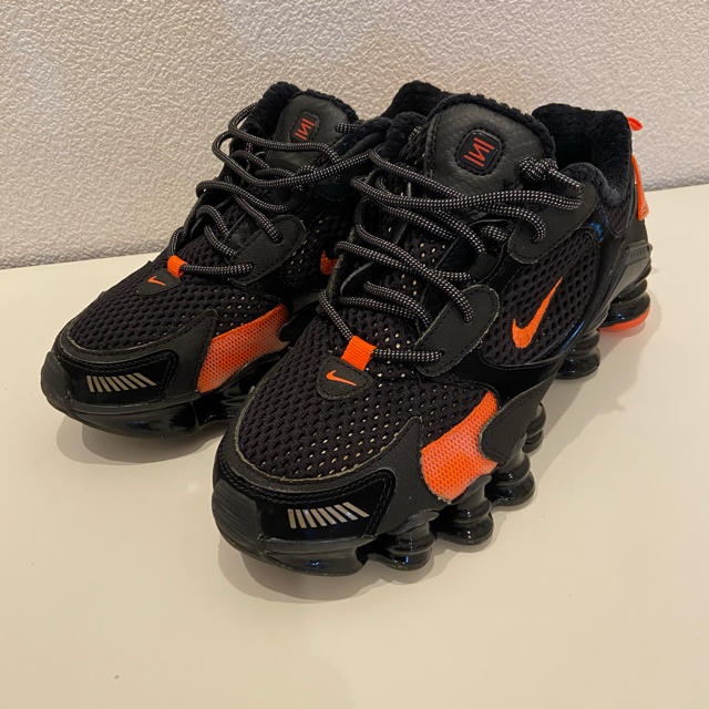 NIKE(ナイキ)のNIKEスニーカー NIKE SHOXスニーカー ナイキUS7 24cm メンズの靴/シューズ(スニーカー)の商品写真