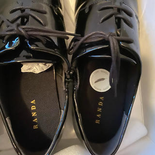 ランダ(RANDA)のRANDA エナメルシューズ　Lサイズ(ローファー/革靴)