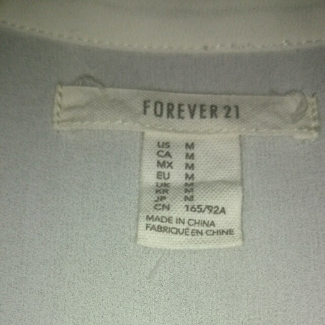 FOREVER 21(フォーエバートゥエンティーワン)のバタフライスリーブシフォンブラウス レディースのトップス(シャツ/ブラウス(半袖/袖なし))の商品写真