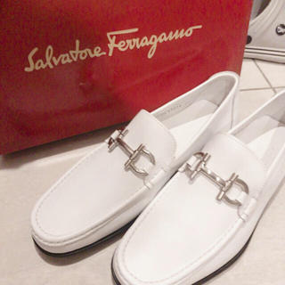 フェラガモ(Ferragamo)のフェラガモ　ローファー　ホワイト　革靴(ローファー/革靴)