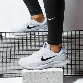 ナイキ(NIKE)の限定入手困難モノトーンカラー!ナイキ.トドス新品レザースニーカー!Web限定!(スニーカー)