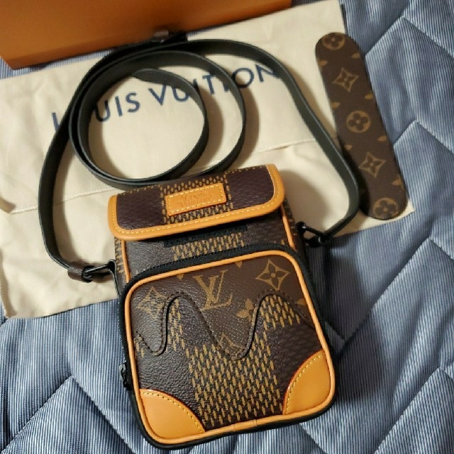 LOUIS VUITTON(ルイヴィトン)のNIGO LOUIS VUITTON アマゾン・メッセンジャー メンズのバッグ(ショルダーバッグ)の商品写真