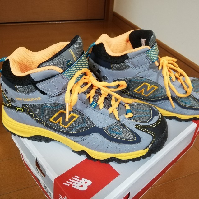 New Balance(ニューバランス)のトレッキングシューズ　23.5cm　ニューバランス　子供用　レディース スポーツ/アウトドアのアウトドア(登山用品)の商品写真