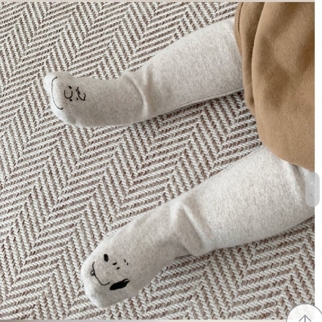 H&M(エイチアンドエム)の新品　SNOOPY　チャーリーブラウン　ベビータイツ キッズ/ベビー/マタニティのこども用ファッション小物(靴下/タイツ)の商品写真