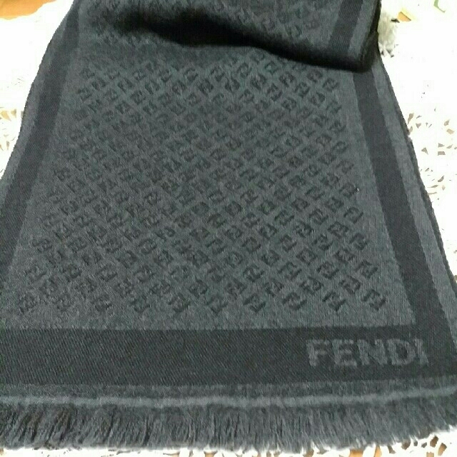 FENDI(フェンディ)の正規品　フェンディ マフラー　 ダークグレー　wool100%　クリーニング済み レディースのファッション小物(マフラー/ショール)の商品写真