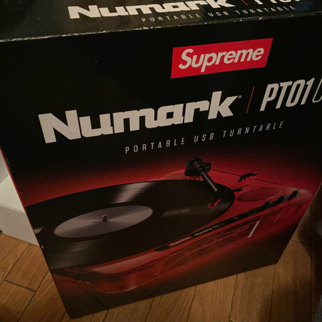 Supreme(シュプリーム)のSupreme®/Numark® PT01 Portable Turntable 楽器のDJ機器(ターンテーブル)の商品写真