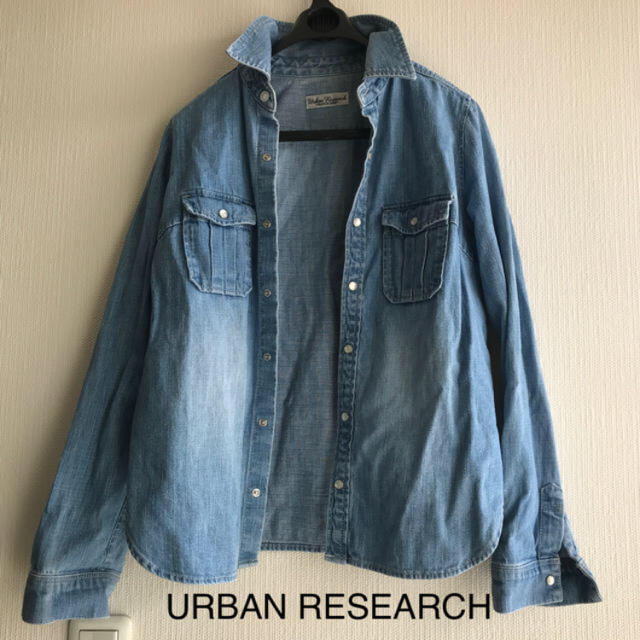 URBAN RESEARCH(アーバンリサーチ)のURBAN RESEARCH  デニムシャツ  ライトブルー レディースのトップス(シャツ/ブラウス(長袖/七分))の商品写真