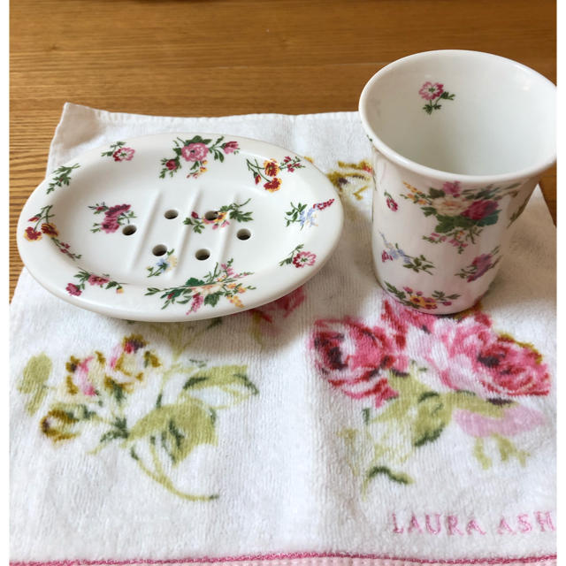 LAURA ASHLEY(ローラアシュレイ)のLAURA ASHLEY 石鹸皿&カップ インテリア/住まい/日用品のキッチン/食器(食器)の商品写真