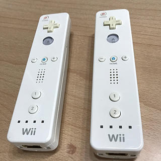 ウィー(Wii)のWiiコントローラー2個(家庭用ゲーム機本体)