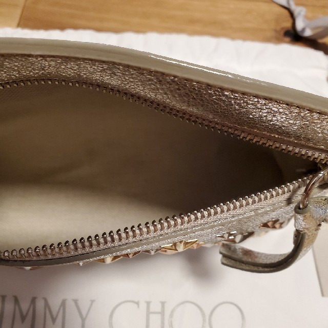 JIMMY CHOO(ジミーチュウ)のジミーチュウ　JIMMY CHOO　ポーチ　CORALIE コラリー　シルバー レディースのファッション小物(ポーチ)の商品写真