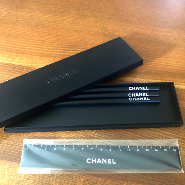 CHANEL(シャネル)のCHANEL ノベルティー　ペンケースセット　鉛筆　定規 インテリア/住まい/日用品の文房具(ペンケース/筆箱)の商品写真