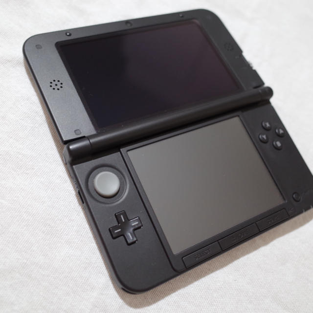 ニンテンドー3DS(ニンテンドー3DS)のNINTENDO 3DS LL 本体＋カセット3つおまけ付 エンタメ/ホビーのゲームソフト/ゲーム機本体(携帯用ゲーム機本体)の商品写真