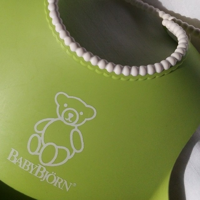 BABYBJORN(ベビービョルン)の美品★ベビービョルン★お食事エプロン★ベビースタイ★クリームグリーン キッズ/ベビー/マタニティの授乳/お食事用品(お食事エプロン)の商品写真