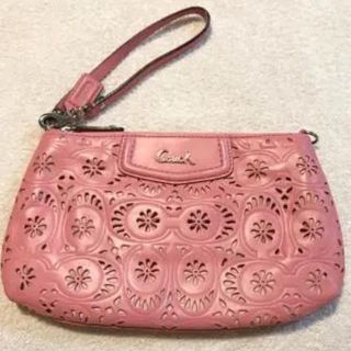 コーチ(COACH)の🎀専用🎀　　　　　　コーチの花柄　型押しレース　リストレット🌸(その他)