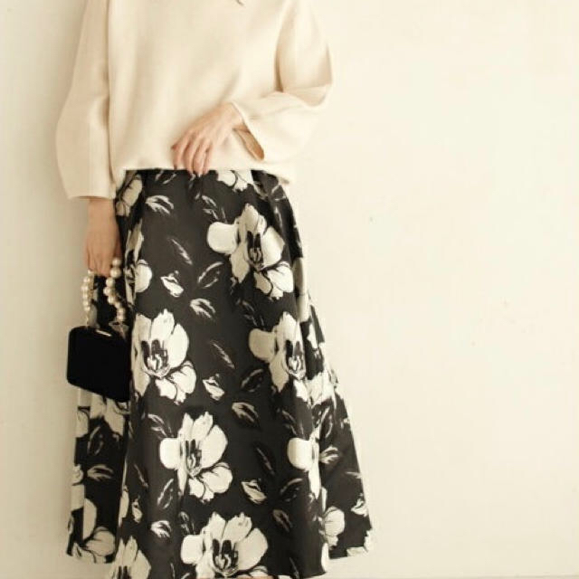 cawaii(カワイイ)の定価13860円美品 cawaii ジャガードの白い花が咲くスカート レディースのスカート(ロングスカート)の商品写真