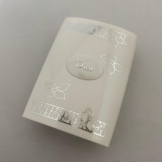 Christian Dior(クリスチャンディオール)の未使用 ディオール スノー 限定デザイン コンパクト ファンデーション ケース  コスメ/美容のメイク道具/ケアグッズ(ボトル・ケース・携帯小物)の商品写真