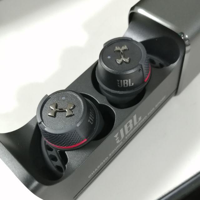 UNDER ARMOUR(アンダーアーマー)の新品同様♡アンダーアーマー ワイヤレスイヤホン JBL×UNDER ARMOUR スマホ/家電/カメラのオーディオ機器(ヘッドフォン/イヤフォン)の商品写真