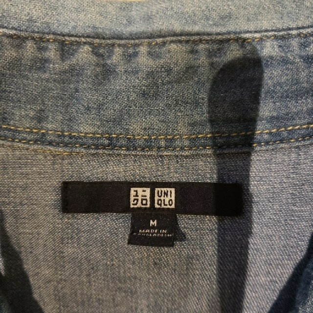 UNIQLO(ユニクロ)のユニクロ　メンズ　デニムシャツM メンズのトップス(シャツ)の商品写真