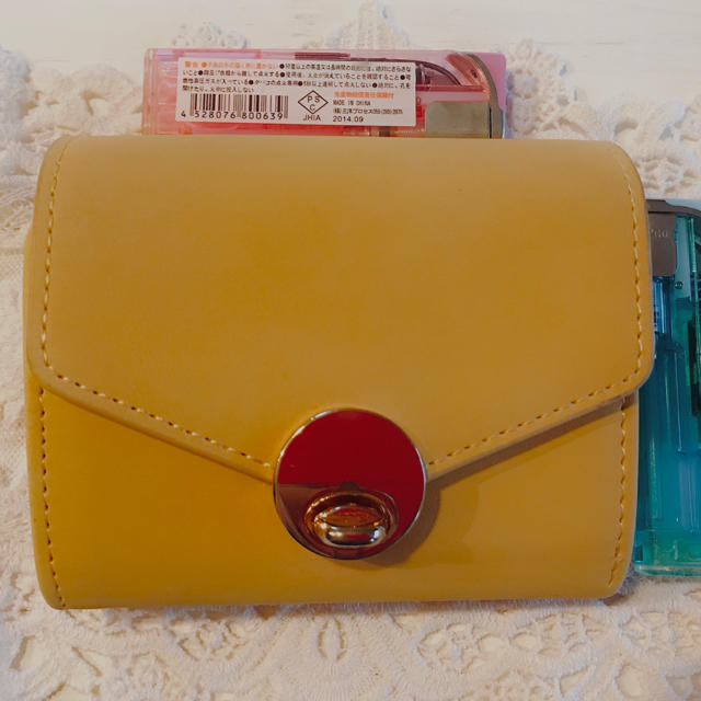 三つ折り財布、ミニ財布、カラシ色、黄色、イエロー、財布 レディースのファッション小物(財布)の商品写真