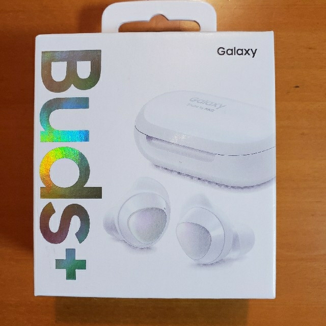 Galaxy(ギャラクシー)のgalaxy buds＋ white  白 スマホ/家電/カメラのオーディオ機器(ヘッドフォン/イヤフォン)の商品写真