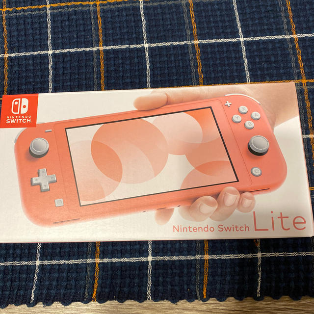 Nintendo Switch(ニンテンドースイッチ)の新品未開封 NINTENDO SWITCH LITE コーラル エンタメ/ホビーのゲームソフト/ゲーム機本体(家庭用ゲーム機本体)の商品写真