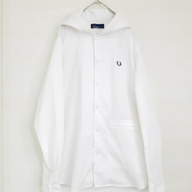 FRED PERRY(フレッドペリー)の【美品】 FRED PERRY ナイロンジャケット フード付 ボタン ホワイト メンズのジャケット/アウター(ナイロンジャケット)の商品写真