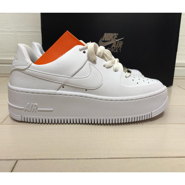 い出のひと時に、とびきりのおしゃれを! NIKE - 【にこちゃん様専用 新品同様 ホワイト 24㎝ ロー セージ エアフォース1 1 FORCE AIR NIKE スニーカー