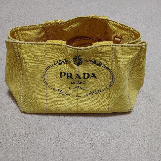 PRADA(プラダ)のPRADA　カナパ　黄色　イエロー　Lサイズ レディースのバッグ(トートバッグ)の商品写真