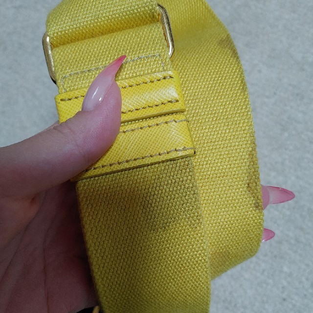 PRADA(プラダ)のPRADA　カナパ　黄色　イエロー　Lサイズ レディースのバッグ(トートバッグ)の商品写真