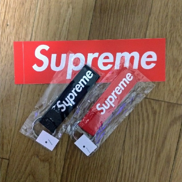 Supreme(シュプリーム)のSupreme Webbing Keychain 赤黒セット メンズのファッション小物(キーホルダー)の商品写真