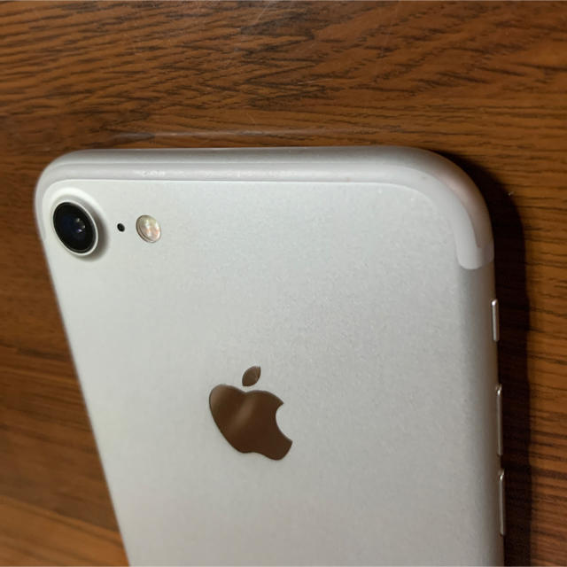 Apple(アップル)のiPhone7 シルバー　32GB スマホ/家電/カメラのスマートフォン/携帯電話(スマートフォン本体)の商品写真