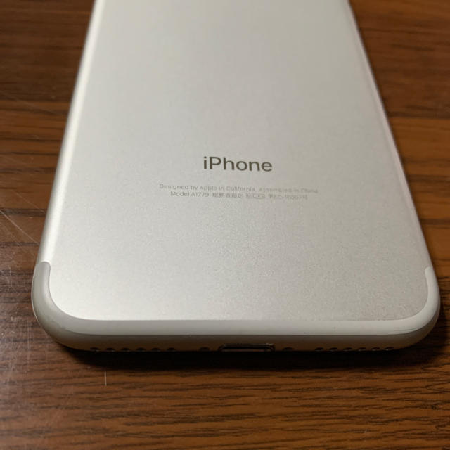 Apple(アップル)のiPhone7 シルバー　32GB スマホ/家電/カメラのスマートフォン/携帯電話(スマートフォン本体)の商品写真