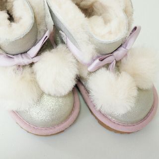 アグ(UGG)の新品✴UGG✴ムートンブーツ✴アグ✴ラメゴールド✴リボン✴13.5cm✴正規品✴(ブーツ)