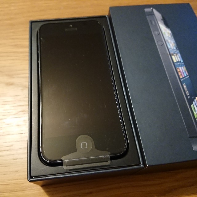 iPhone(アイフォーン)のau iPhone5 ブラック&ストレート 64GB スマホ/家電/カメラのスマートフォン/携帯電話(スマートフォン本体)の商品写真