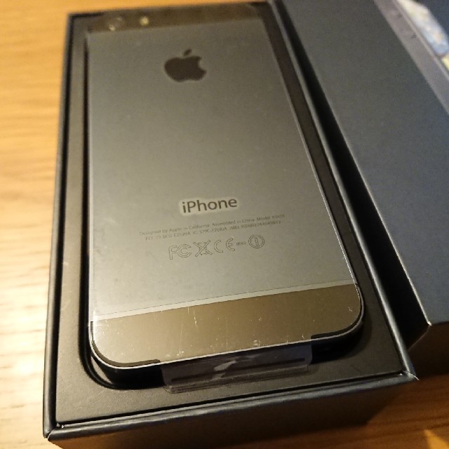 iPhone(アイフォーン)のau iPhone5 ブラック&ストレート 64GB スマホ/家電/カメラのスマートフォン/携帯電話(スマートフォン本体)の商品写真