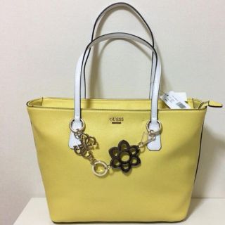 ゲス(GUESS)の【新品】guess ゲス　トートバッグ　イエロー♡ショルダーバッグ　A4 (トートバッグ)