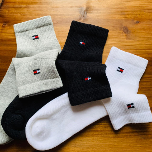 TOMMY HILFIGER(トミーヒルフィガー)のトミーヒルフィガー　メンズ　ショートソックス　３足　黒　白　グレー　TOMMY メンズのレッグウェア(ソックス)の商品写真