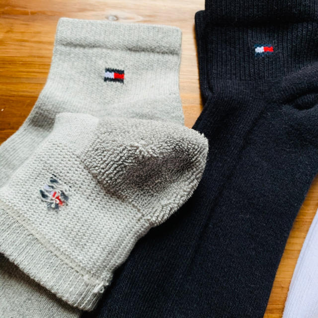 TOMMY HILFIGER(トミーヒルフィガー)のトミーヒルフィガー　メンズ　ショートソックス　３足　黒　白　グレー　TOMMY メンズのレッグウェア(ソックス)の商品写真