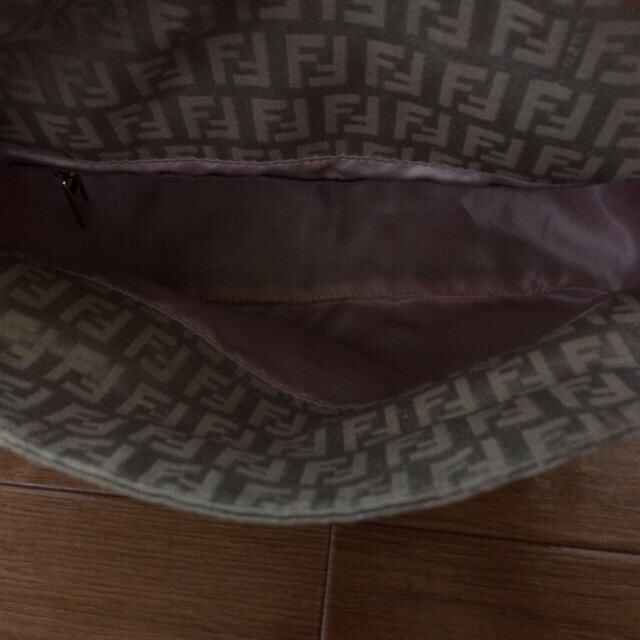 FENDI(フェンディ)のフェンディズッカ柄ピンクシルバー レディースのバッグ(ショルダーバッグ)の商品写真