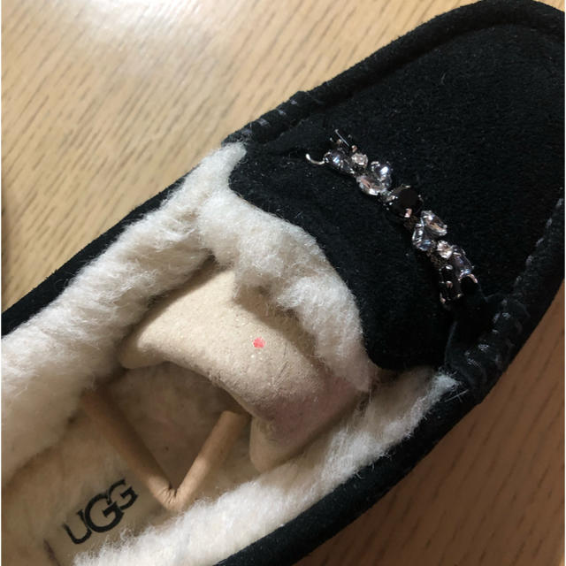 UGG(アグ)の新品未使用品　UGG ビジュー付モカシン　US7 24cm レディースの靴/シューズ(スリッポン/モカシン)の商品写真