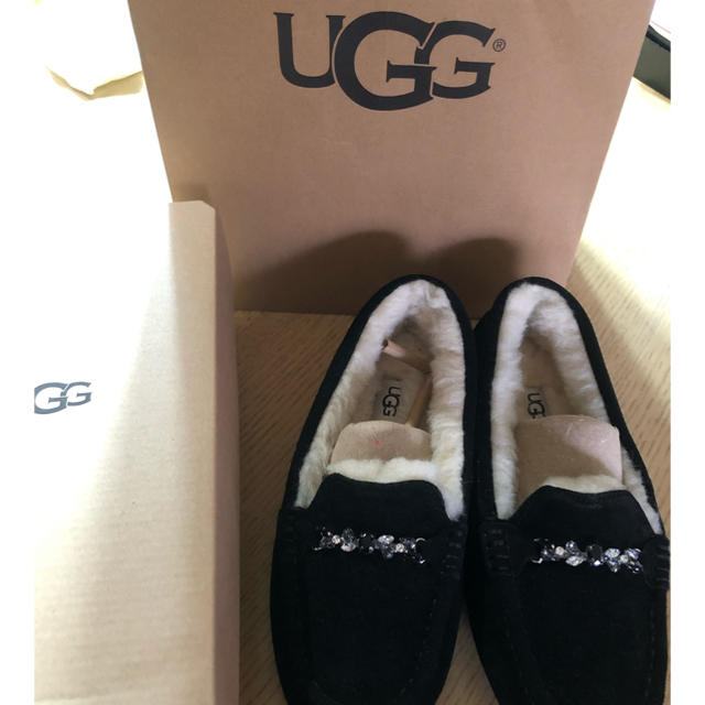 UGG(アグ)の新品未使用品　UGG ビジュー付モカシン　US7 24cm レディースの靴/シューズ(スリッポン/モカシン)の商品写真